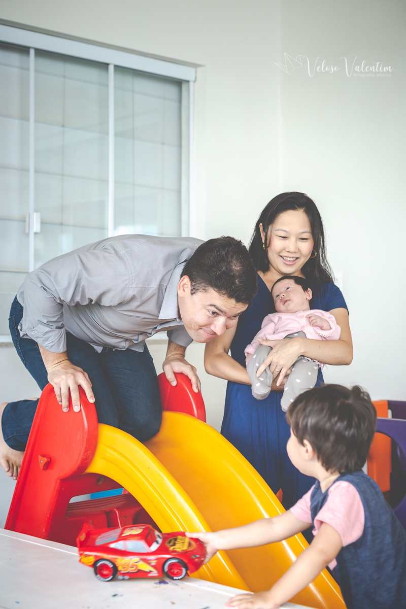 ensaio acompanhamento do primeiro ano do bebê Laura 1 mês em casa com a família Brasília DF