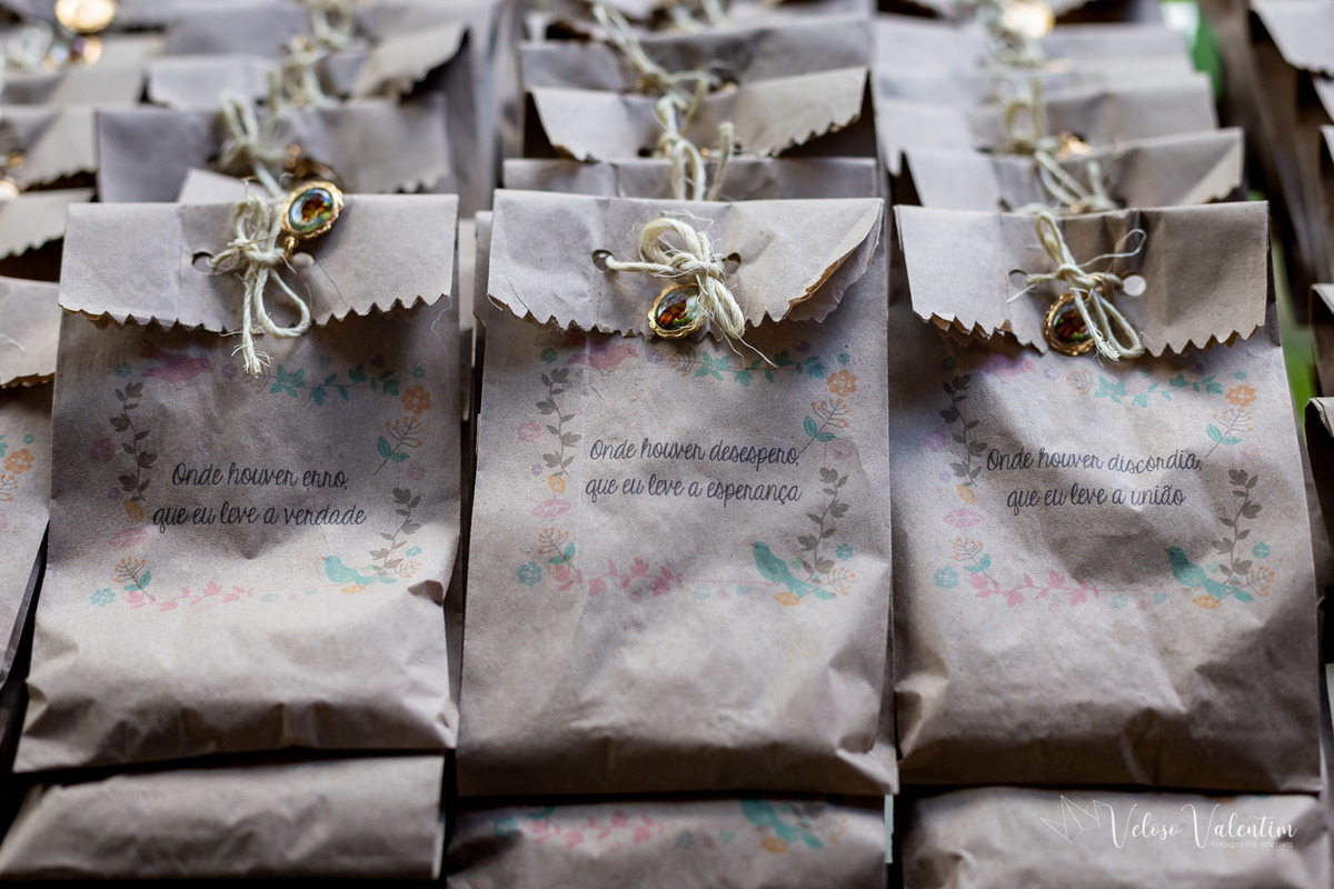 cobertura fotográfica de eventos chá de fraldas e bebê arco-íris festa em família em casa decoração colorida balões e flores Brasília DF