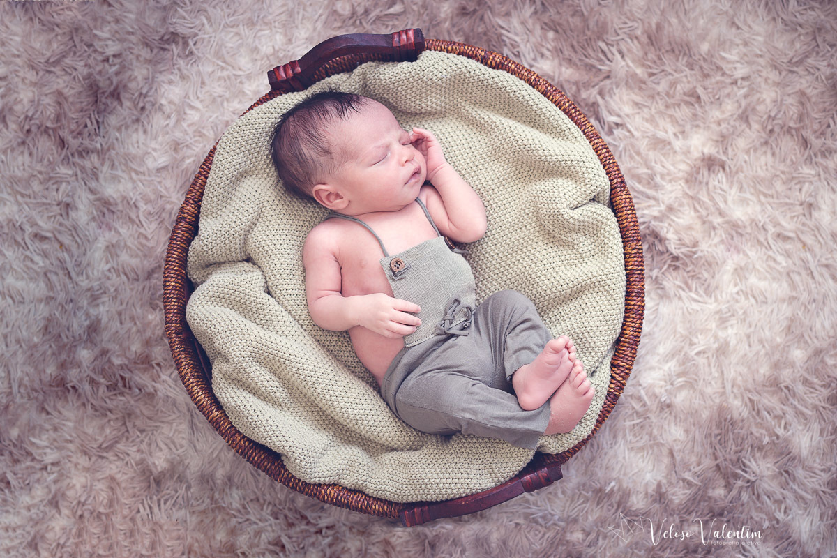ensaio newborn recém nascido bebê menino em casa com a família irmã mais velha Brasília DF