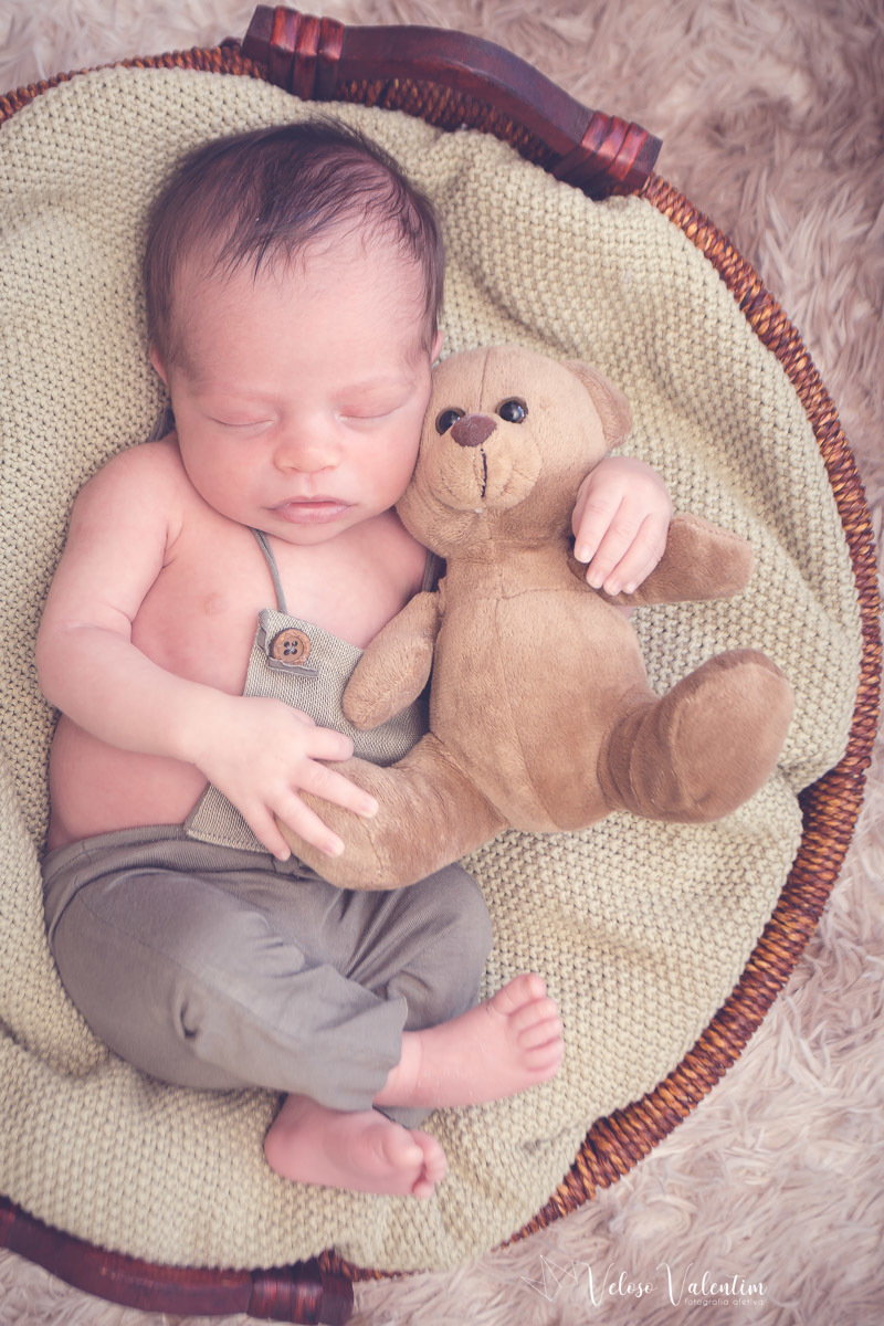 ensaio newborn recém nascido bebê menino em casa com a família irmã mais velha Brasília DF