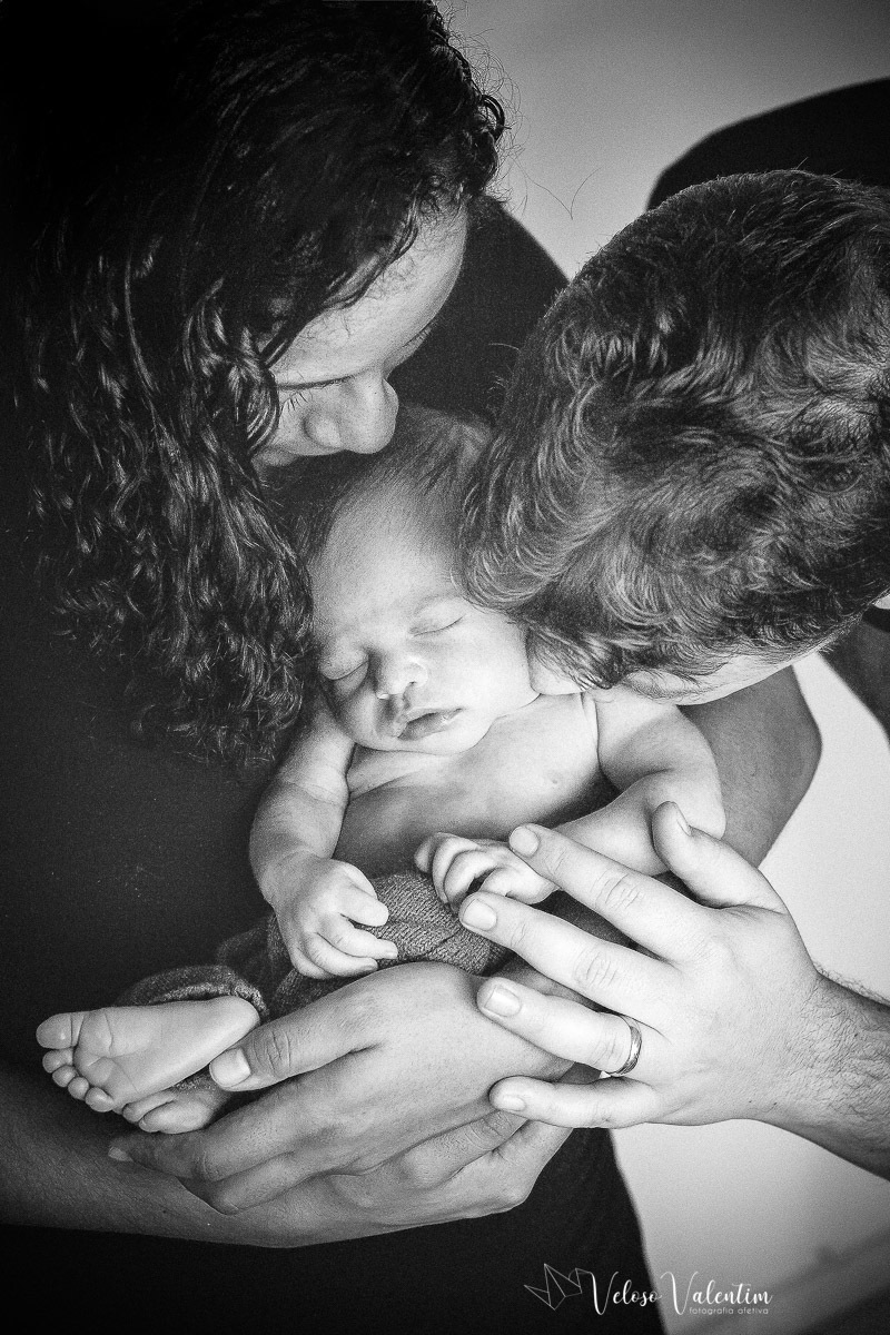 ensaio newborn recém nascido bebê menino em casa com a família irmã mais velha Brasília DF