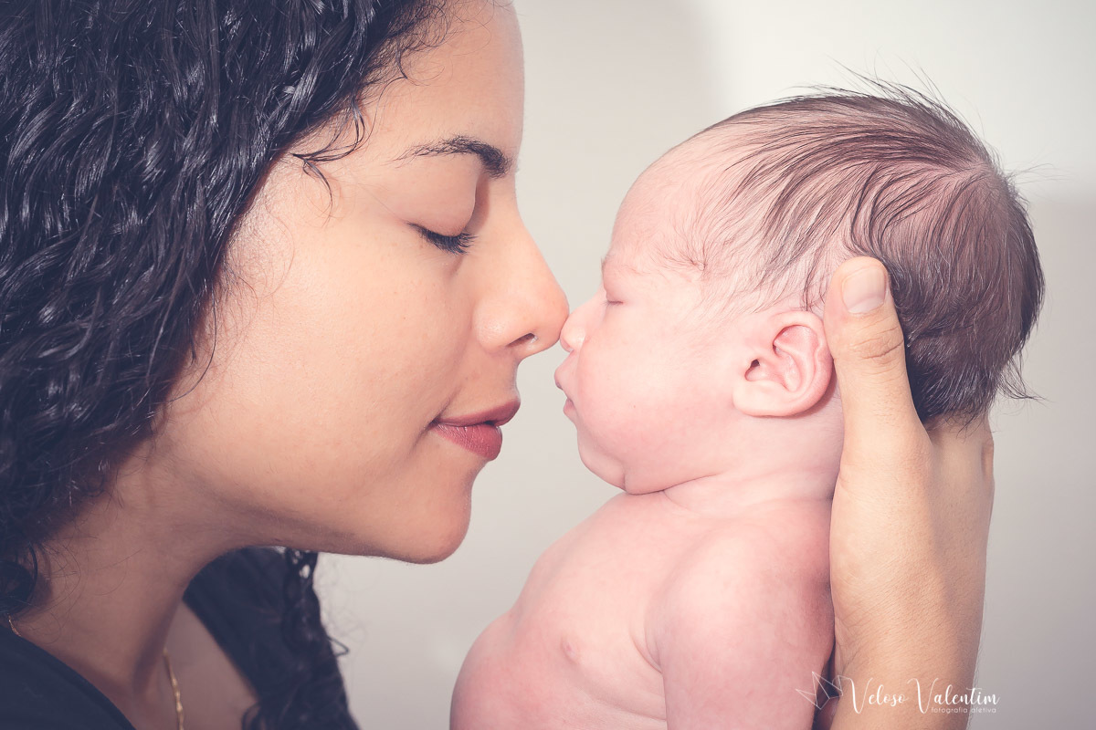 ensaio newborn recém nascido bebê menino em casa com a família irmã mais velha Brasília DF