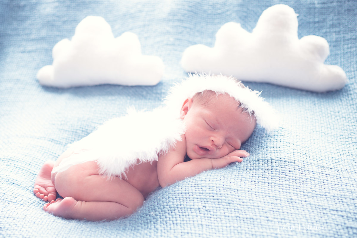 ensaio newborn recém nascido bebê menino em casa com a família irmã mais velha Brasília DF