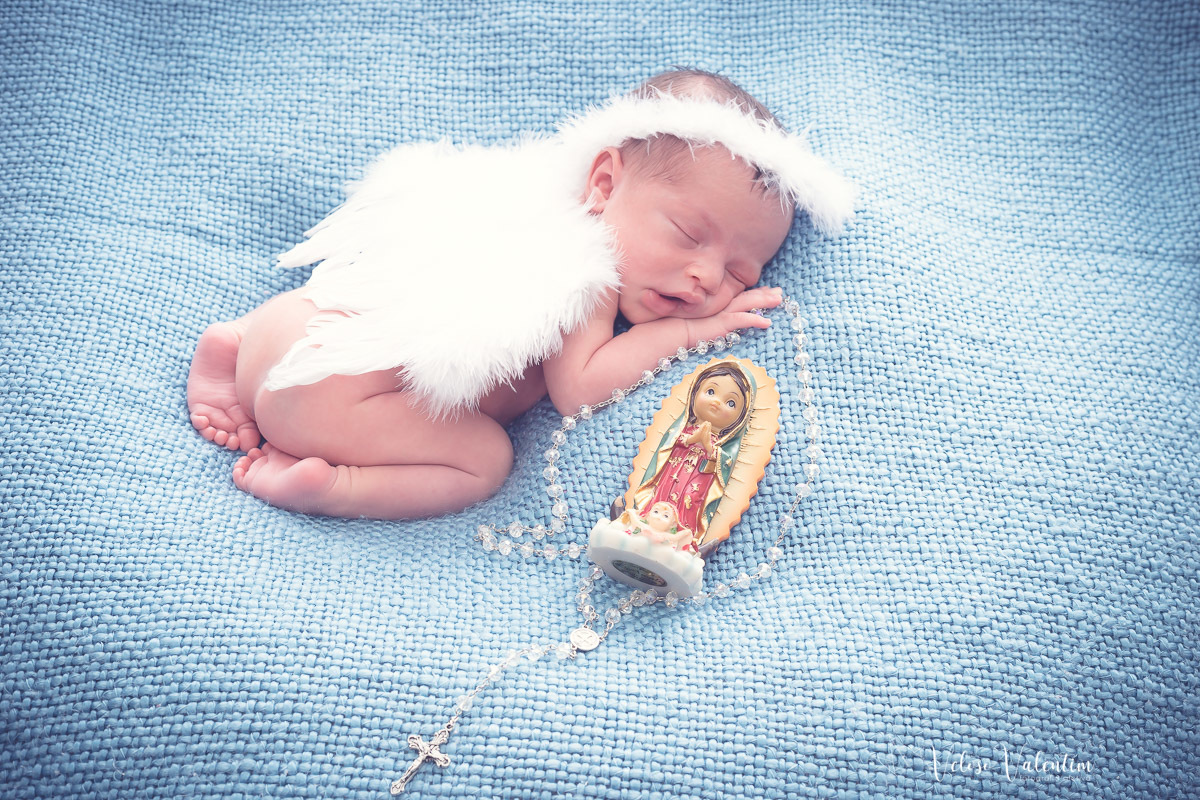 ensaio newborn recém nascido bebê menino em casa com a família irmã mais velha Brasília DF