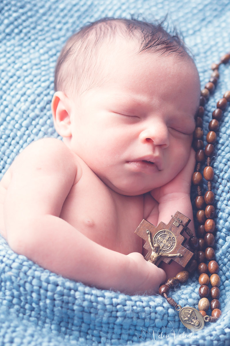 ensaio newborn recém nascido bebê menino em casa com a família irmã mais velha Brasília DF
