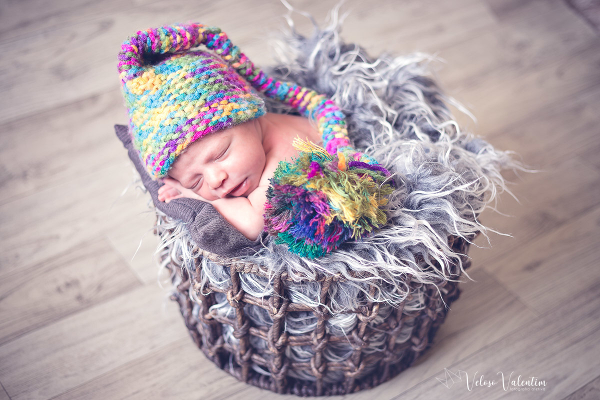 ensaio newborn recém nascido bebê menino em casa com a família irmã mais velha Brasília DF