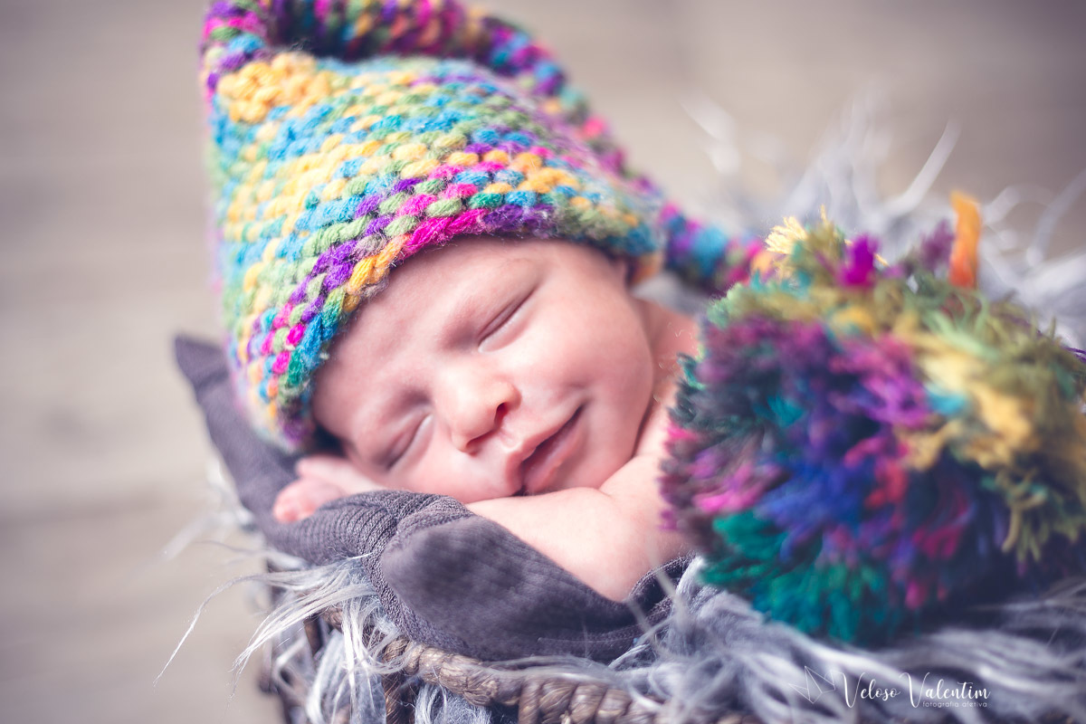 ensaio newborn recém nascido bebê menino em casa com a família irmã mais velha Brasília DF