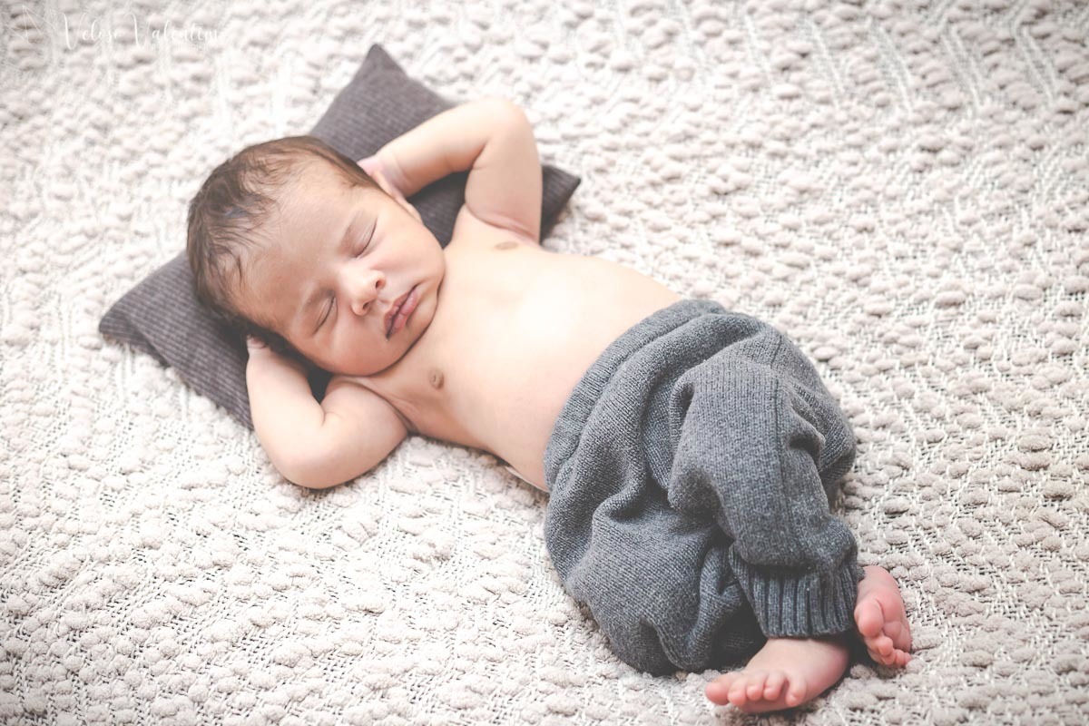 ensaio newborn recém nascido bebê menino em casa com a família  Brasília DF