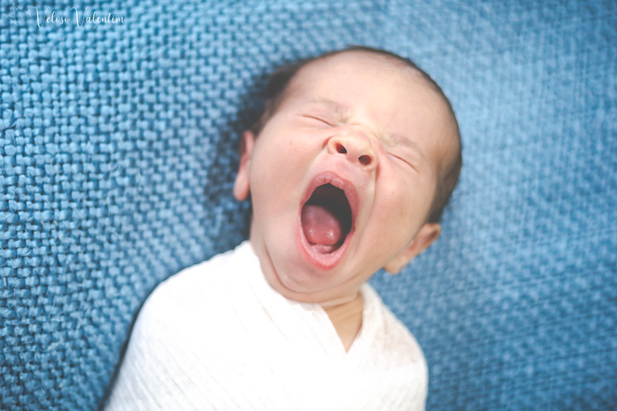 ensaio newborn recém nascido bebê menino em casa com a família  Brasília DF