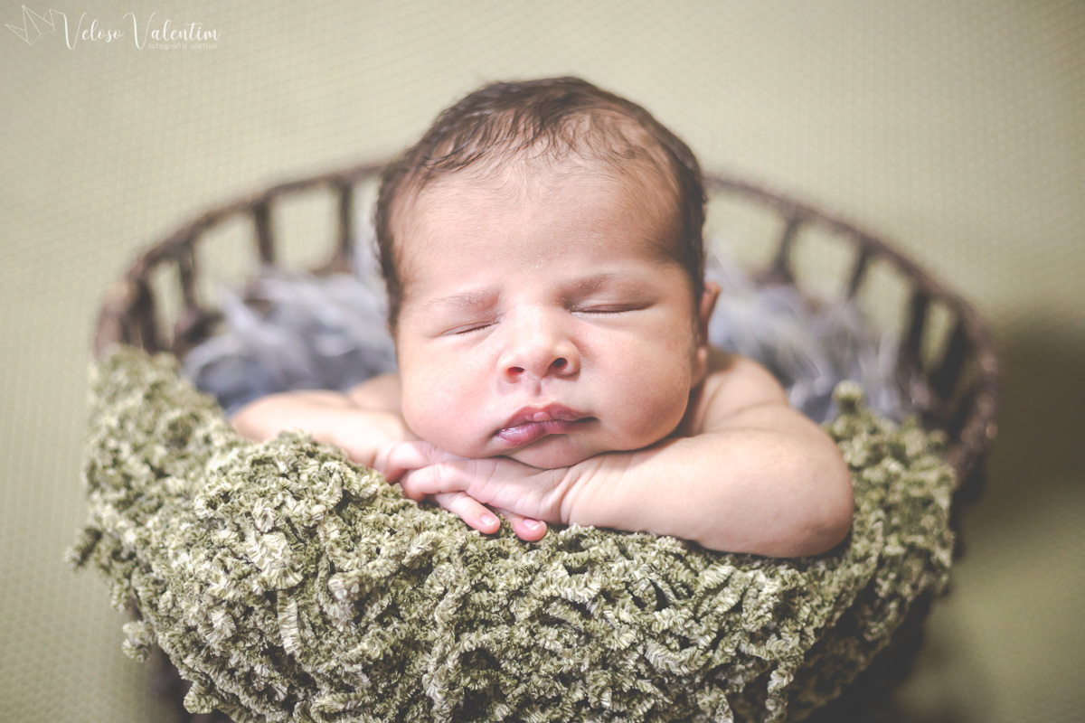 ensaio newborn recém nascido bebê menino em casa com a família  Brasília DF