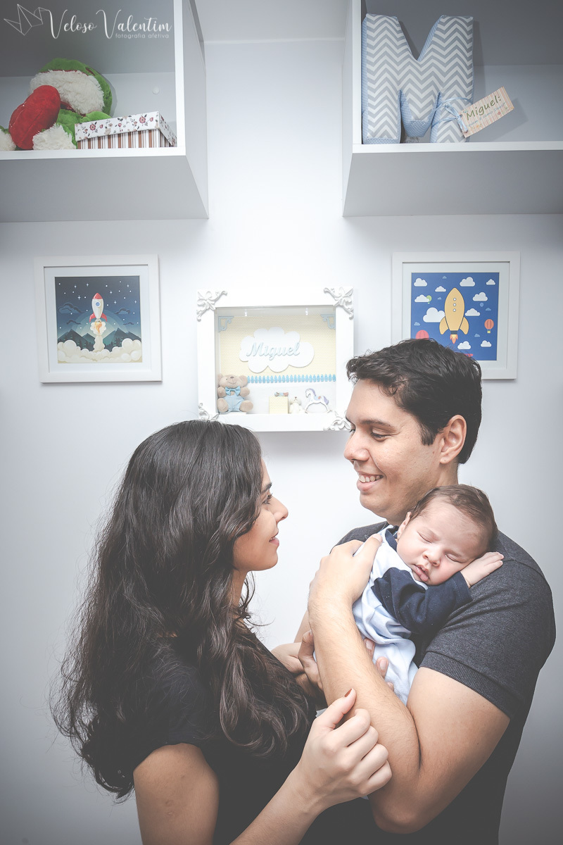 ensaio newborn recém nascido bebê menino em casa com a família  Brasília DF