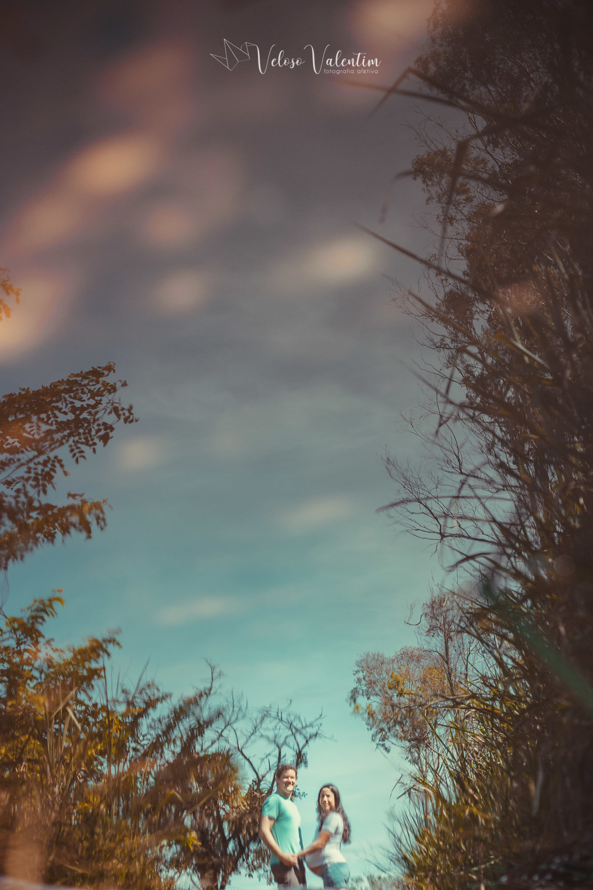 Ensaio Gestante Guará Brasília ao ar livre no parque casal céu azul cerrado