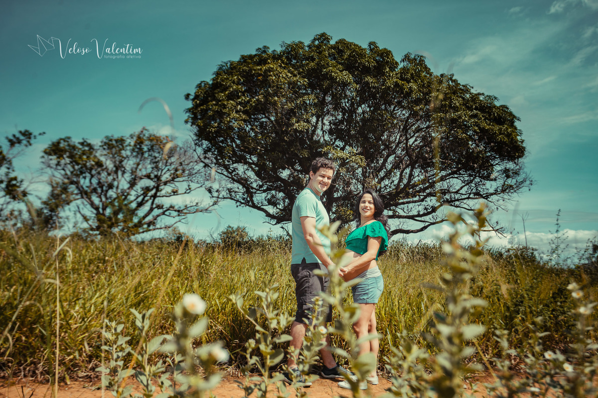 Ensaio Gestante Guará Brasília ao ar livre no parque casal céu azul cerrado