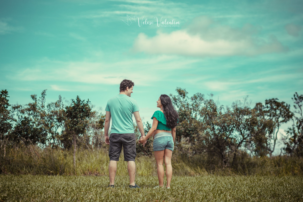 Ensaio Gestante Guará Brasília ao ar livre no parque casal céu azul cerrado