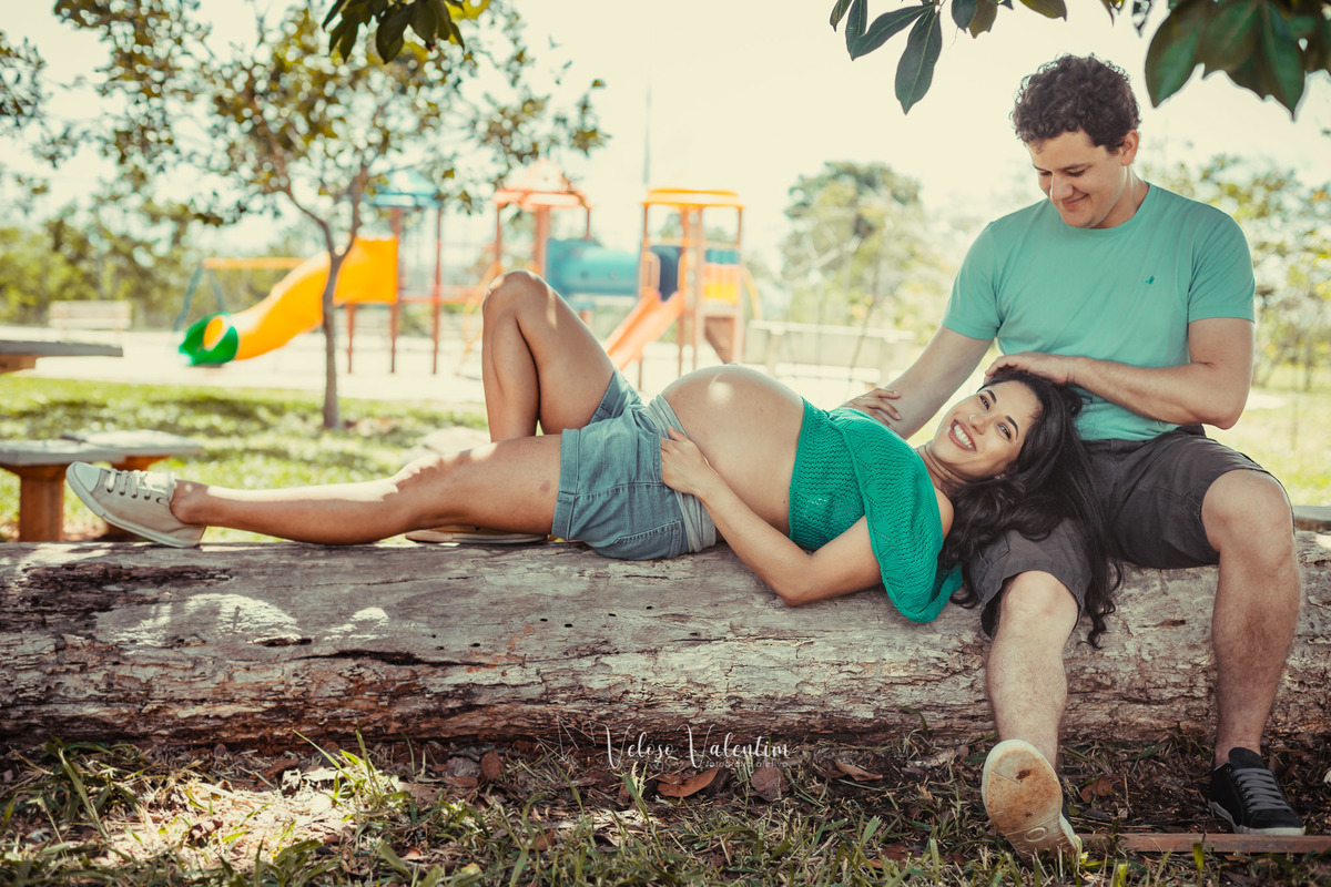 Ensaio Gestante Guará Brasília ao ar livre no parque casal céu azul cerrado
