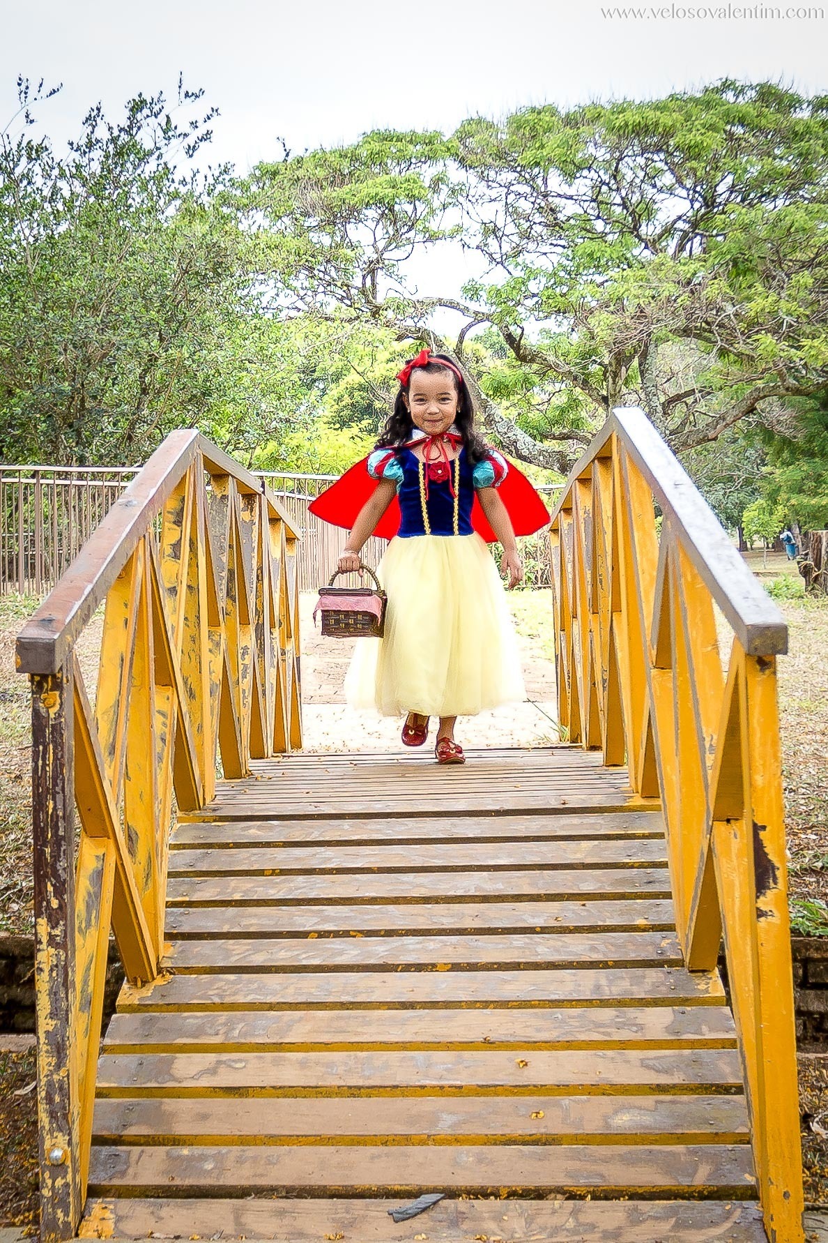 Ensaio Gestante Guará Brasília ao ar livre no parque casal céu azul cerrado