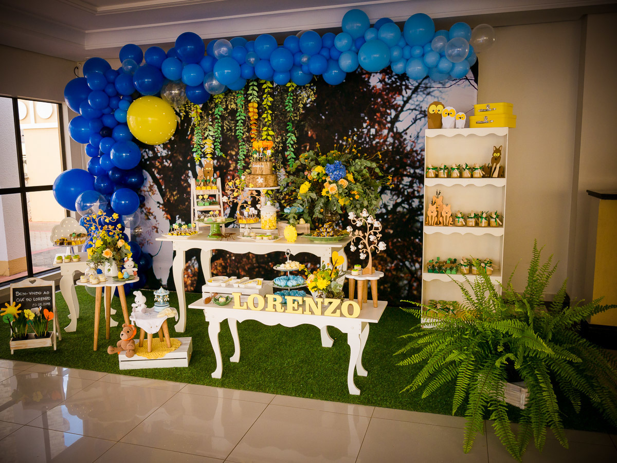 Decoração de chá de fraldas Brasília Papel e Tesoura tema cerrado fauna e flora flores plantas suspiros corujas 