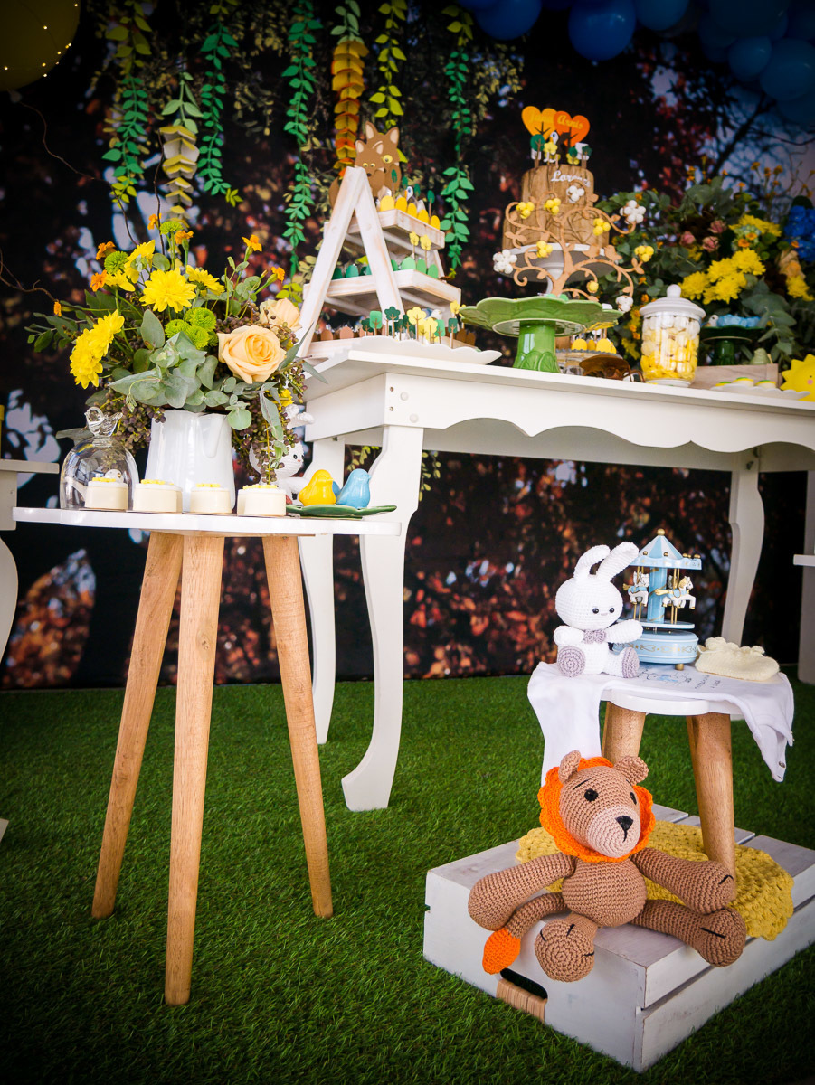 Decoração de chá de fraldas Brasília Papel e Tesoura tema cerrado fauna e flora flores plantas suspiros corujas 