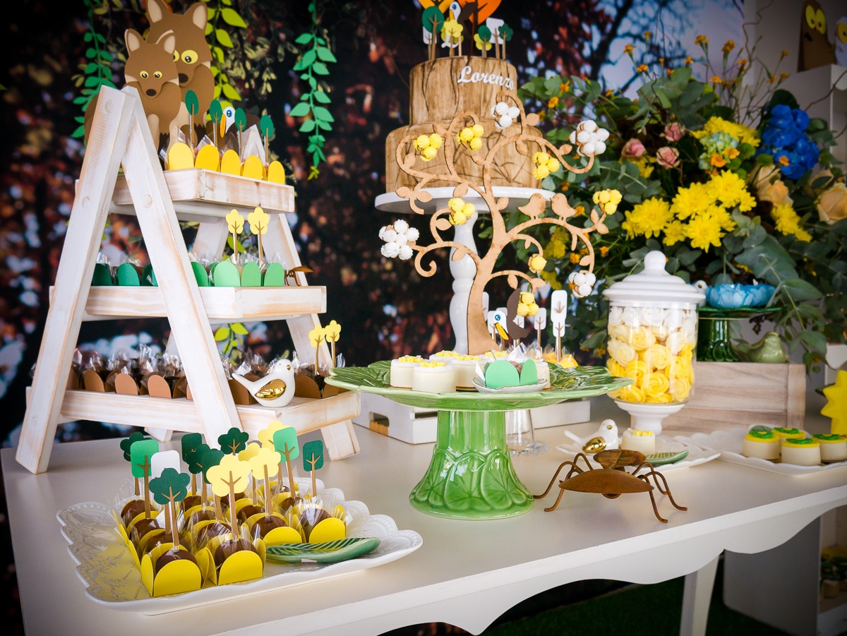 Decoração de chá de fraldas Brasília Papel e Tesoura tema cerrado fauna e flora flores plantas suspiros corujas 