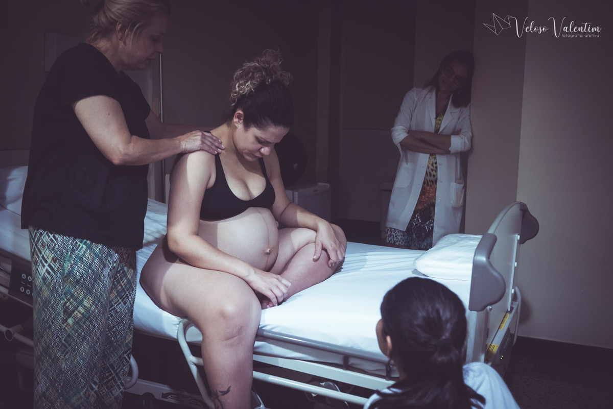 fotografia de parto fotógrafa de parto Parto natural hospitalar humanizado equipe Nascentia médica Obstetra Carol Amorim Doula Yohanna Rede Ocitocina Maternidade Brasília casal lésbicas LGBT