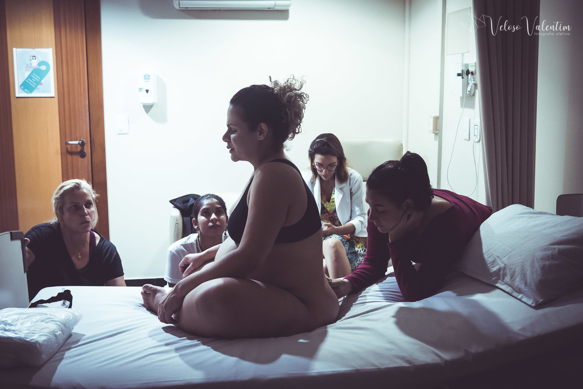 fotografia de parto fotógrafa de parto Parto natural hospitalar humanizado equipe Nascentia médica Obstetra Carol Amorim Doula Yohanna Rede Ocitocina Maternidade Brasília casal lésbicas LGBT