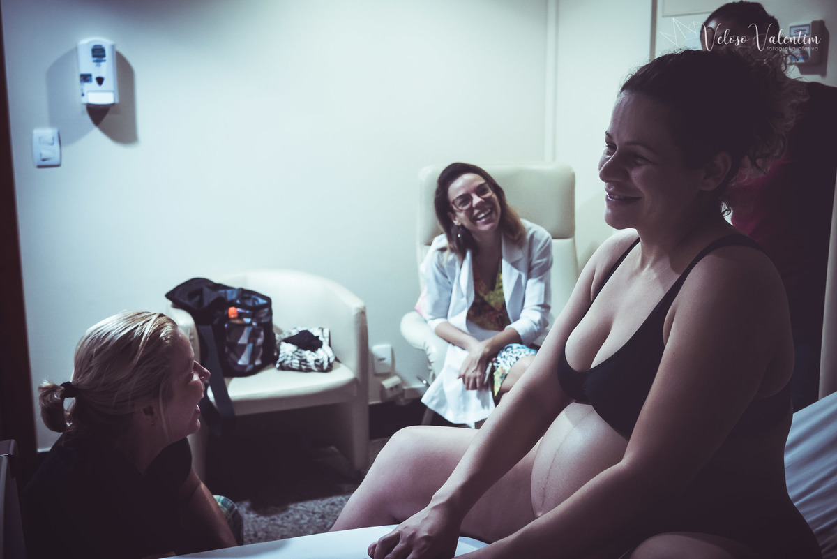 fotografia de parto fotógrafa de parto Parto natural hospitalar humanizado equipe Nascentia médica Obstetra Carol Amorim Doula Yohanna Rede Ocitocina Maternidade Brasília casal lésbicas LGBT