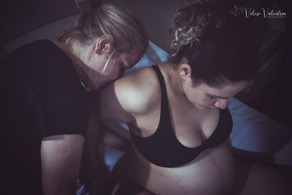 fotografia de parto fotógrafa de parto Parto natural hospitalar humanizado equipe Nascentia médica Obstetra Carol Amorim Doula Yohanna Rede Ocitocina Maternidade Brasília casal lésbicas LGBT