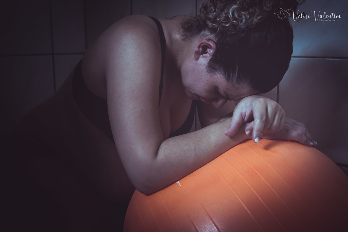 fotografia de parto fotógrafa de parto Parto natural hospitalar humanizado equipe Nascentia médica Obstetra Carol Amorim Doula Yohanna Rede Ocitocina Maternidade Brasília casal lésbicas LGBT