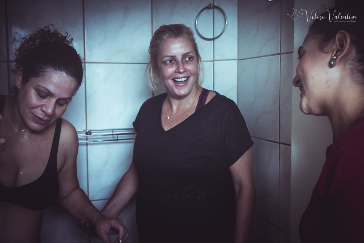 fotografia de parto fotógrafa de parto Parto natural hospitalar humanizado equipe Nascentia médica Obstetra Carol Amorim Doula Yohanna Rede Ocitocina Maternidade Brasília casal lésbicas LGBT