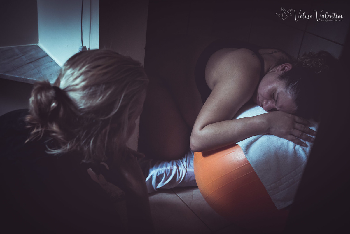 fotografia de parto fotógrafa de parto Parto natural hospitalar humanizado equipe Nascentia médica Obstetra Carol Amorim Doula Yohanna Rede Ocitocina Maternidade Brasília casal lésbicas LGBT