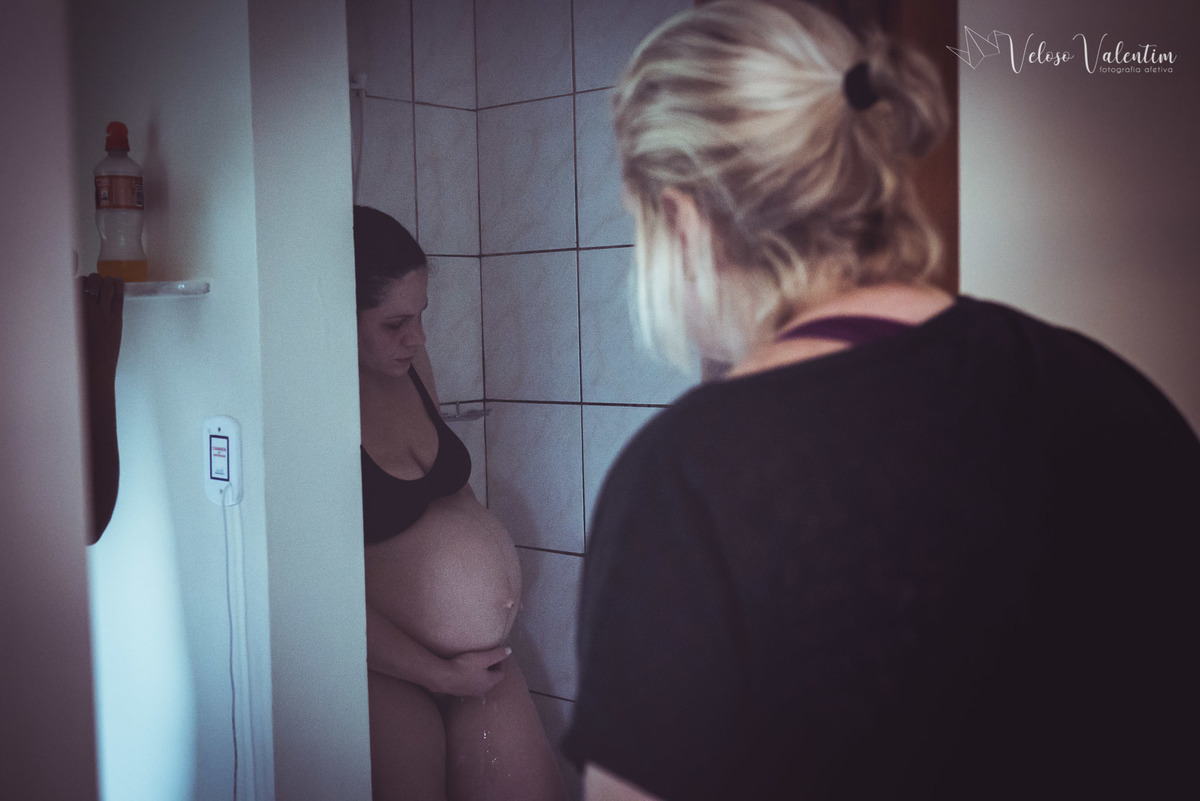 fotografia de parto fotógrafa de parto Parto natural hospitalar humanizado equipe Nascentia médica Obstetra Carol Amorim Doula Yohanna Rede Ocitocina Maternidade Brasília casal lésbicas LGBT