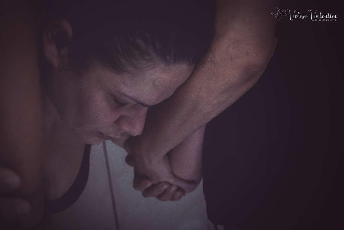 fotografia de parto fotógrafa de parto Parto natural hospitalar humanizado equipe Nascentia médica Obstetra Carol Amorim Doula Yohanna Rede Ocitocina Maternidade Brasília casal lésbicas LGBT