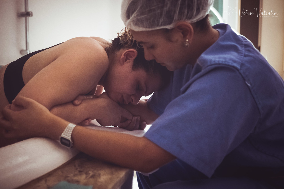 fotografia de parto fotógrafa de parto Parto natural hospitalar humanizado equipe Nascentia médica Obstetra Carol Amorim Doula Yohanna Rede Ocitocina Maternidade Brasília casal lésbicas LGBT