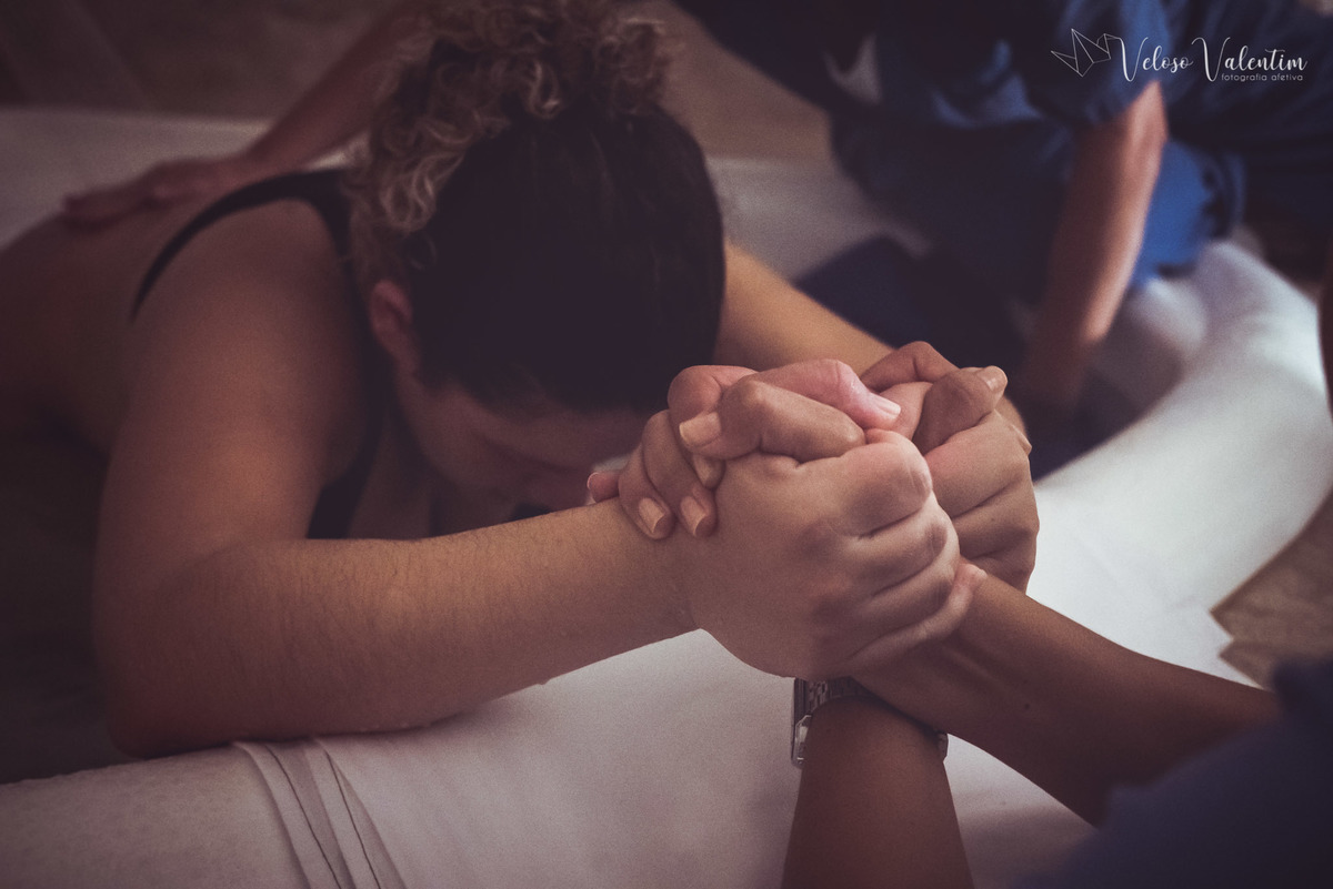 fotografia de parto fotógrafa de parto Parto natural hospitalar humanizado equipe Nascentia médica Obstetra Carol Amorim Doula Yohanna Rede Ocitocina Maternidade Brasília casal lésbicas LGBT