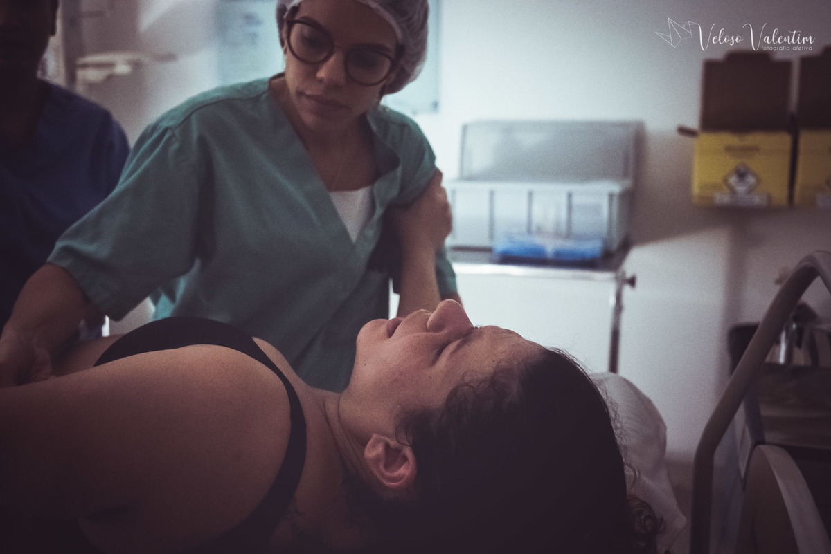 fotografia de parto fotógrafa de parto Parto natural hospitalar humanizado equipe Nascentia médica Obstetra Carol Amorim Doula Yohanna Rede Ocitocina Maternidade Brasília casal lésbicas LGBT