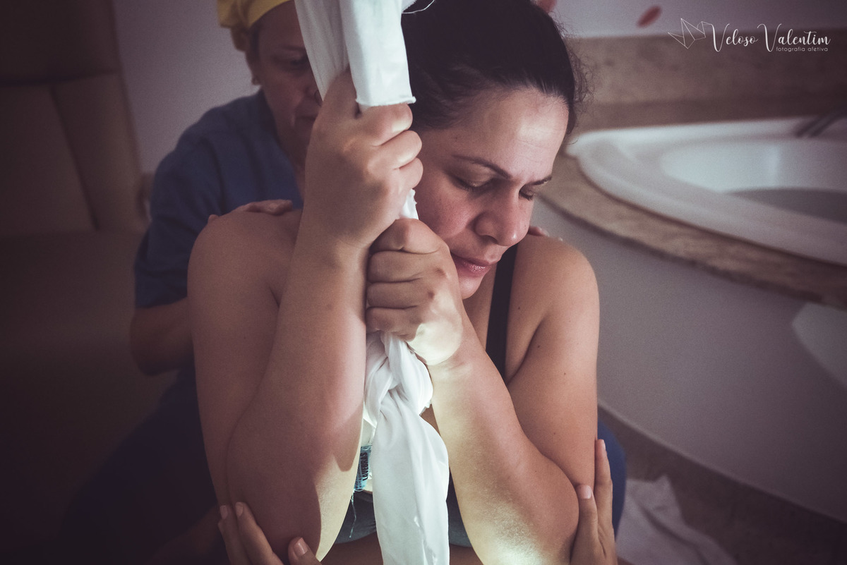 fotografia de parto fotógrafa de parto Parto natural hospitalar humanizado equipe Nascentia médica Obstetra Carol Amorim Doula Yohanna Rede Ocitocina Maternidade Brasília casal lésbicas LGBT