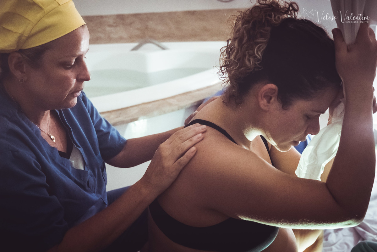 fotografia de parto fotógrafa de parto Parto natural hospitalar humanizado equipe Nascentia médica Obstetra Carol Amorim Doula Yohanna Rede Ocitocina Maternidade Brasília casal lésbicas LGBT