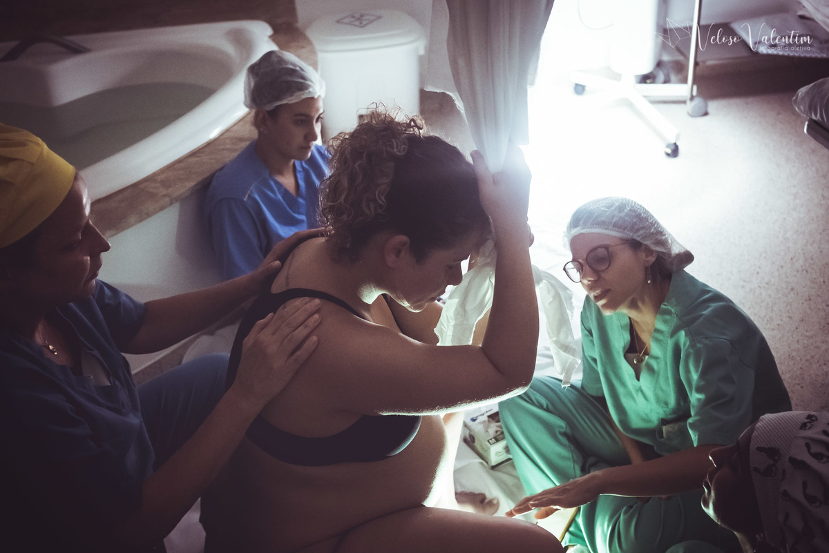fotografia de parto fotógrafa de parto Parto natural hospitalar humanizado equipe Nascentia médica Obstetra Carol Amorim Doula Yohanna Rede Ocitocina Maternidade Brasília casal lésbicas LGBT