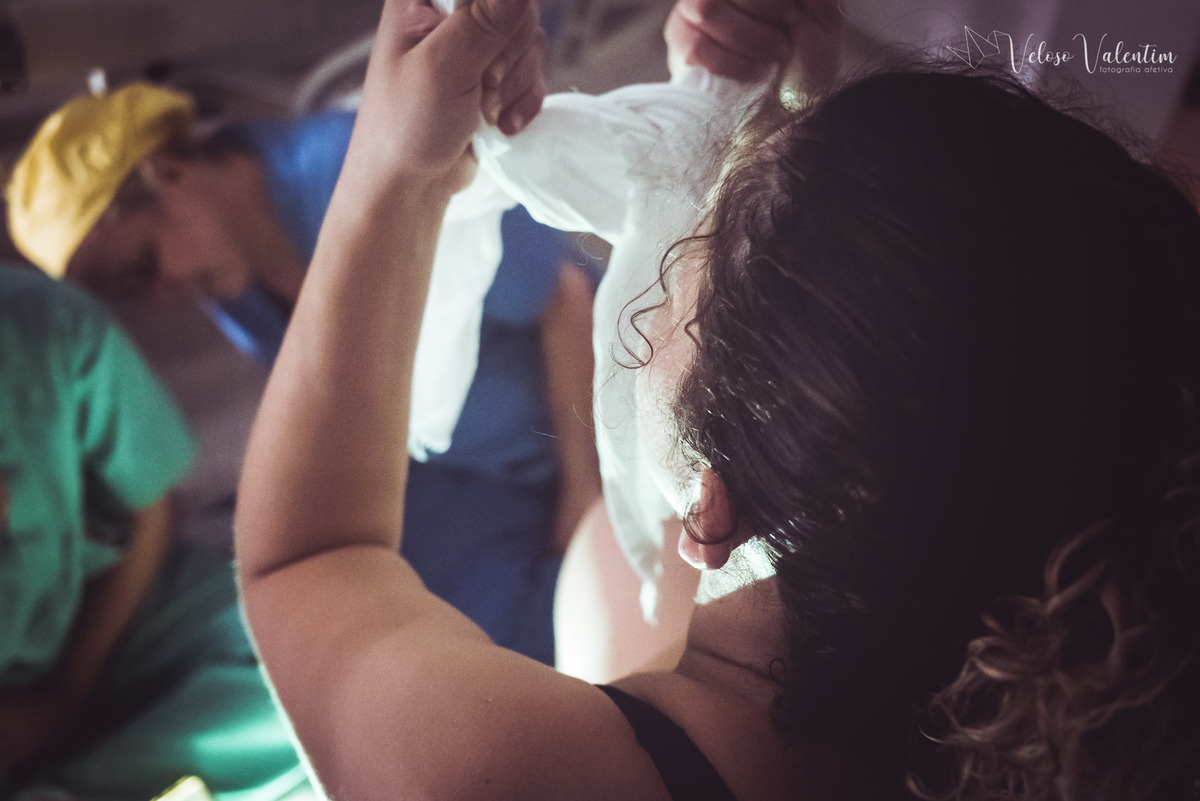 fotografia de parto fotógrafa de parto Parto natural hospitalar humanizado equipe Nascentia médica Obstetra Carol Amorim Doula Yohanna Rede Ocitocina Maternidade Brasília casal lésbicas LGBT