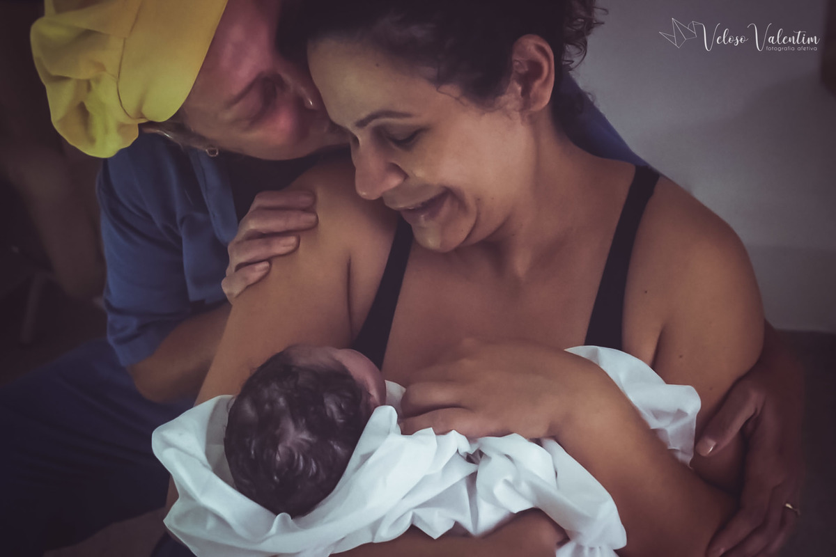 fotografia de parto fotógrafa de parto Parto natural hospitalar humanizado equipe Nascentia médica Obstetra Carol Amorim Doula Yohanna Rede Ocitocina Maternidade Brasília casal lésbicas LGBT