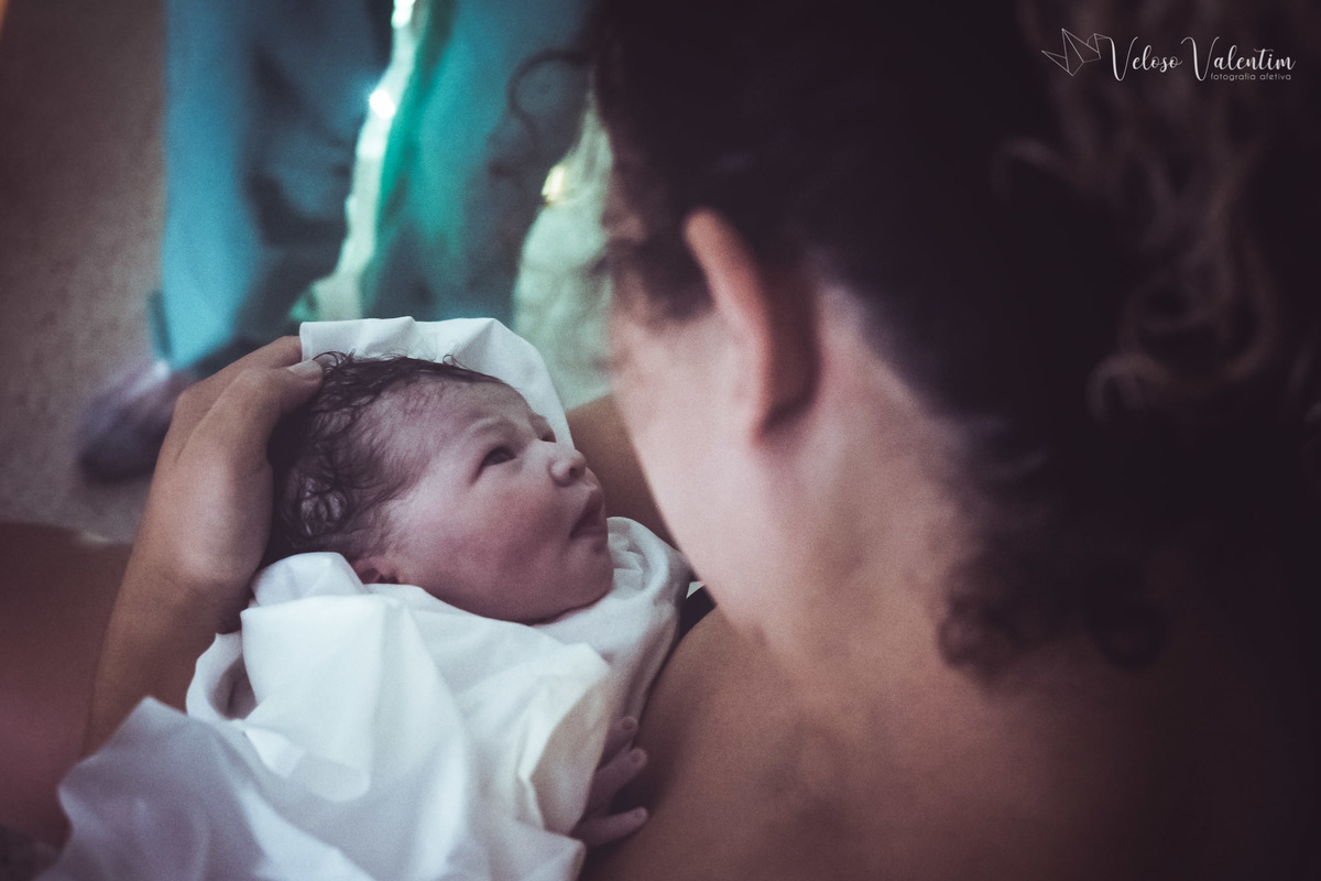 fotografia de parto fotógrafa de parto Parto natural hospitalar humanizado equipe Nascentia médica Obstetra Carol Amorim Doula Yohanna Rede Ocitocina Maternidade Brasília casal lésbicas LGBT