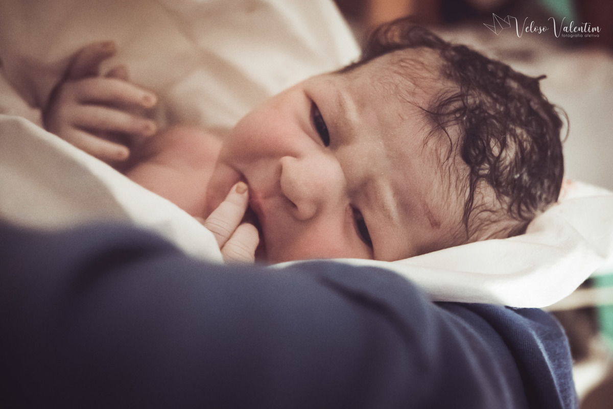 fotografia de parto fotógrafa de parto Parto natural hospitalar humanizado equipe Nascentia médica Obstetra Carol Amorim Doula Yohanna Rede Ocitocina Maternidade Brasília casal lésbicas LGBT