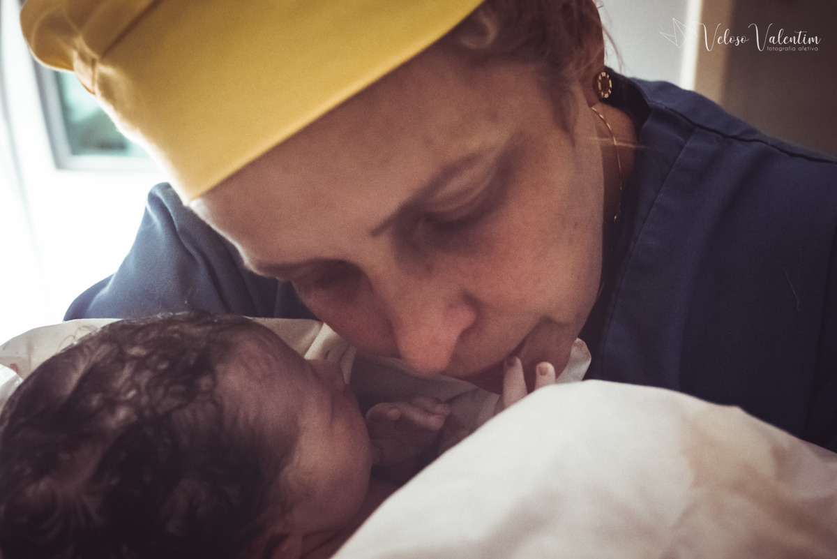 fotografia de parto fotógrafa de parto Parto natural hospitalar humanizado equipe Nascentia médica Obstetra Carol Amorim Doula Yohanna Rede Ocitocina Maternidade Brasília casal lésbicas LGBT