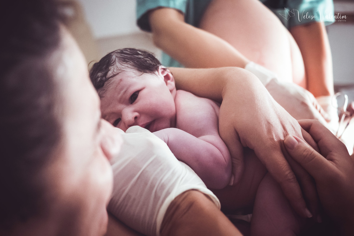 fotografia de parto fotógrafa de parto Parto natural hospitalar humanizado equipe Nascentia médica Obstetra Carol Amorim Doula Yohanna Rede Ocitocina Maternidade Brasília casal lésbicas LGBT