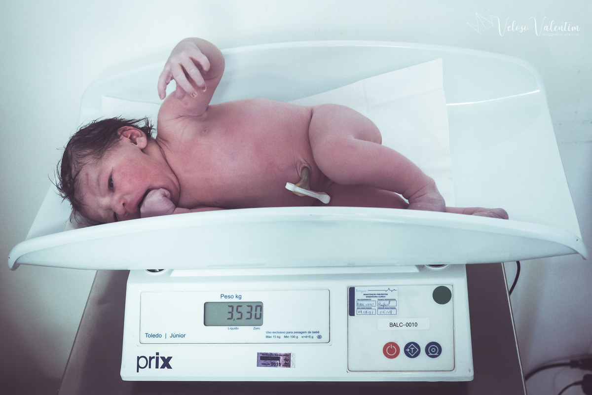 fotografia de parto fotógrafa de parto Parto natural hospitalar humanizado equipe Nascentia médica Obstetra Carol Amorim Doula Yohanna Rede Ocitocina Maternidade Brasília casal lésbicas LGBT