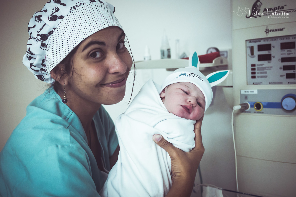 fotografia de parto fotógrafa de parto Parto natural hospitalar humanizado equipe Nascentia médica Obstetra Carol Amorim Doula Yohanna Rede Ocitocina Maternidade Brasília casal lésbicas LGBT