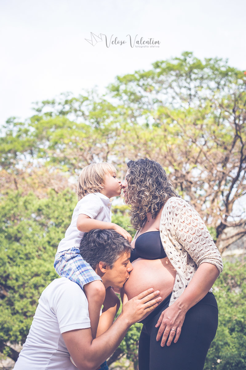 Ensaio gestante em família ao ar livre irmão mais velho quadra modelo 308 sul Brasília - DF, família, bolhas de sabão, doce espera Miguel