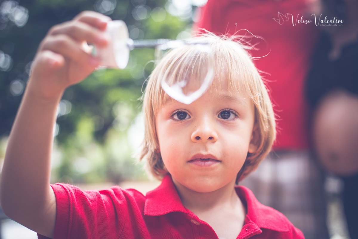 Ensaio gestante em família ao ar livre irmão mais velho quadra modelo 308 sul Brasília - DF, família, bolhas de sabão, doce espera Miguel