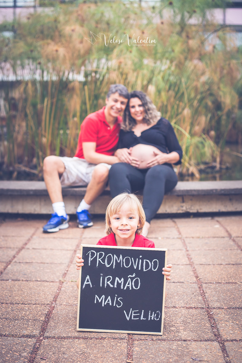 Ensaio gestante em família ao ar livre irmão mais velho quadra modelo 308 sul Brasília - DF, família, bolhas de sabão, doce espera Miguel