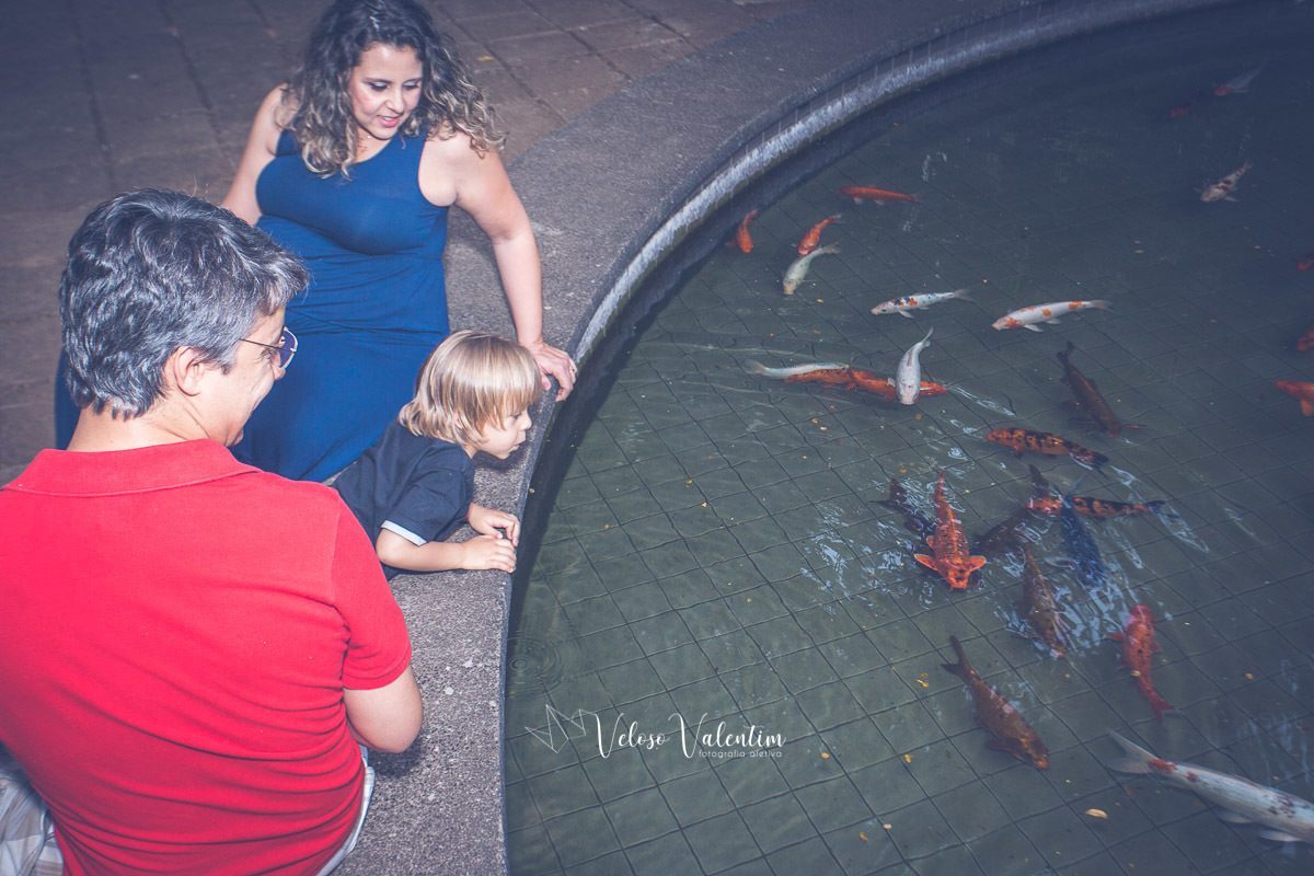 Ensaio gestante em família ao ar livre irmão mais velho quadra modelo 308 sul Brasília - DF, família, bolhas de sabão, doce espera Miguel